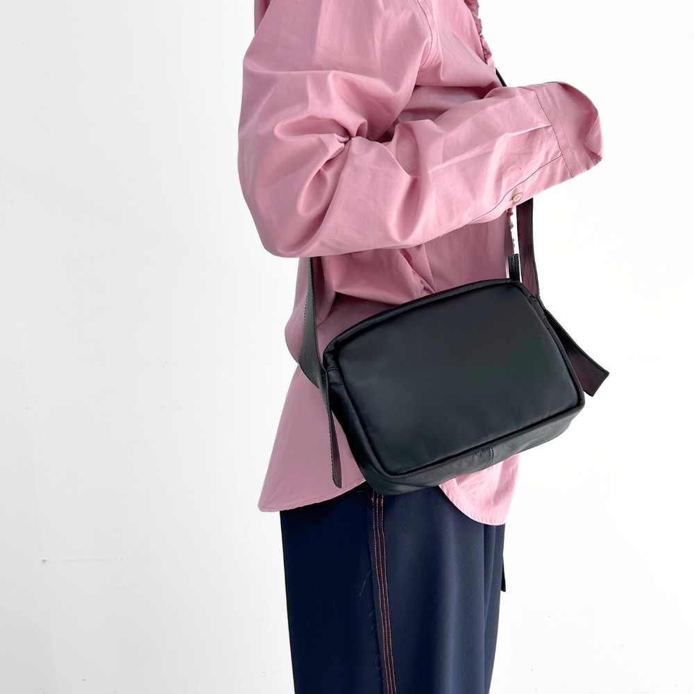 ampersand スクエア ショルダーバッグ